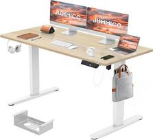 JUMMICO elektrinis stovimas rašomasis stalas, 140 x 70 cm, su įkrovimo prievadu, reguliuojamo aukščio kompiuterio stalas su kabelių dėže, ergonomiškas stovimas stalas, stovimas rašomasis stalas, namų biuro baldai, smėlio spalvos