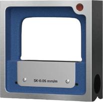 Ketaus rėminis vandens lygintuvas, kurio tikslumas – 0,02 mm/m, su V formos pagrindu, skirtas pramoniniams matavimams ant vamzdžių ir bėgių; aiškus rodmenų nuskaitymas; tvirtas metalinis korpusas; matmenys 100x100x35 mm (tikslumas 0,05 mm/m)