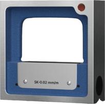 Ketaus rėminis vandens lygintuvas, kurio tikslumas – 0,02 mm/m, su V formos pagrindu, skirtas pramoniniams matavimams ant vamzdžių ir bėgių; aiškus rodmuo; tvirtas metalinis korpusas; matmenys 100x100x35 mm (tikslumas 0,02 mm/m)