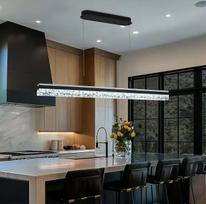 LED pakabinamas šviestuvas prie valgomojo stalo. Modernus LED sietynas. Juodas linijinis LED pakabinamas šviestuvas virtuvei su nuotolinio valdymo pultu. Ilgis 100 cm. Virtuvės salos apšvietimas. 3000 K – 6000 K