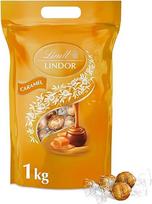 Lindt šokoladas, LINDOR šokolado rutuliukai su karamele, 1 kg maišelis, sandariai uždaromas, apie 80 rutuliukų pieniško šokolado su karamelės kremo įdaru, dovana su pralinija