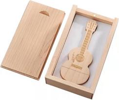 Medinė gitaros formos USB 2.0 atmintinė, 64GB, su medine dėžute (2.0, 64GB)