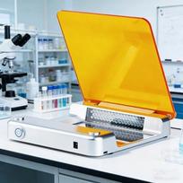 Mėlynas LED šviesos transiliuminatorius su reguliuojamu šviesos intensyvumu ir gintaro spalvos filtru, maksimalus bangos ilgis – 470 nm, skirtas gelio pjovimui ir laboratoriniam naudojimui