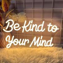 Neono iškaba „Be Kind to Your Mind“ (Būk malonus savo protui) – reguliuojamo ryškumo LED neono lemputės sienų dekoravimui; USB maitinamos neono iškabos su padrąsinančiais užrašais, skirtos miegamajam, namų barui, biurui, darbo kambariui ir vestuvėms