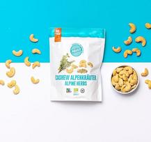 PAKKA Aromating Premium Organic Fairtrade anakardžių riešutai su geriausiomis Šveicarijos Alpių žolelėmis 800 g - 0,8 kg, ekologiški ir sąžiningai skrudinti, Burkina Faso anakardžių riešutai, su prieskoninėmis žolelėmis, veganiški 8 x 100 g