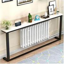 Paprastas, siauras konsolinis staliukas su metaliniu rėmu ir lentynėle už sofos – puikiai tinka koridoriui, prieškambariui ir svetainei. Ypač plonas dizainas su atvira saugojimo erdve.