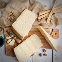 Parmazano sūris PDO, 36 mėnesių brandinimas, 1 kg – pagamintas Italijoje – „Parmigiano Reggiano DOP Stagionato 36 Mesi“ EMILIA FOOD LOVE (1)