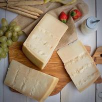 Parmezano sūris SKVN 18 mėnesių 1,5 kg - Pagaminta Italijoje - Parmigiano Reggiano DOP Stagionato 18 Mesi EMILIA FOOD LOVE (1.5)