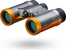 PENTAX binoklis UD 9 x 21 – pilkos ir oranžinės spalvos. Ryškus ir aiškus matymo laukas, lengvas korpusas su stogo prizmėmis, visiškai daugiasluoksniu padengta optika, 9 kartų didinimas, idealiai tinka koncertams, sportui ir kelionėms