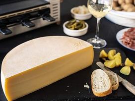 Raclette sūris: Šveicariškas Raclette sūris "RACLETTE SWISS" kaip 1/2 (pusė) sūrio kepaliuko 2,3 kg - vakuuminėje pakuotėje - be laktozės - vegetariška laboratorija - pagamintas iš geriausio vasaros pieno