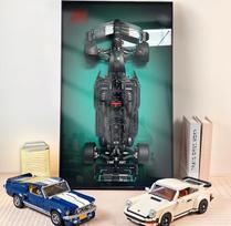 Sieninė lentelė, suderinama su „F1 W14 E“ lenktyniniu automobiliu 42171. Rėmas, skirtas „F1“ automobilio eksponavimui ant sienos. Tinka svetainėje, biure, parodose. 75 x 45 cm (modelis į komplektą neįeina)