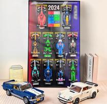 Sieninis ekspozicinis stendas, suderinamas su „Lego F1 Speed Champions“ rinkiniais 77242–77251 (10 lenktyninių automobilių). 29,53 x 18 colių tvirto rėmo sieninis ekspozicinis stendas, skirtas kolekcionavimo kambariams, svetainėms ir biurams (gradientinis