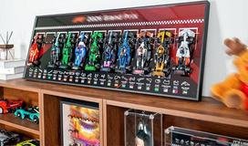 Sieninis ekspozicinis stendas, suderinamas su „Lego F1 Speed Champions“ rinkiniais, 110 x 40 cm dydžio sieninis rėmas, skirtas 11 lenktyniniams automobiliams (77242–77252, 77258, 77259) (modelis į komplektą neįeina) – rėmas kolekcionavimo kambariui