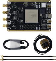 skirta USRP B210 plėtros plokštei su AD9361 ir XC7K325T mikroschemomis, USB 3.0, 56 MHz pralaidumo juosta, skirta MIMO platformai, signalų analizei ir tyrimams