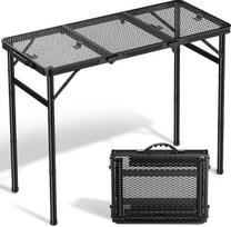 Sulankstomas kempingo stalas 87x40 cm, 3 pakopų aukščio reguliavimas | Aukštis iki 70 cm, pagamintas iš aliuminio su juodu metaliniu groteliniu stalviršiu, su nešimo rankena, skirtas kempingui, sodui, terasai ir piknikui