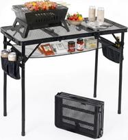 Sulankstomas kempingo stalas, 90 x 40 cm, 3 pakopomis reguliuojamo aukščio stalas su grotelėmis, metalinio tinklelio stalviršiu ir 2 šoninėmis kišenėmis. Sulankstomas sodo stalas, skirtas lauko sąlygoms: sodui, kempingui ir piknikui