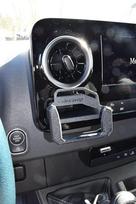 Universalus mobiliojo telefono laikiklis "Mercedes Sprinter 906/907" (2019-2024), ASA plastikas, pagamintas Vokietijoje, stabilus ir atsparus UV spinduliams, skirtas išmaniesiems telefonams nuo 6,7 colių, lengvai montuojamas be gręžimo