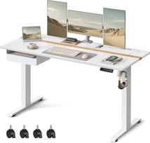 VASAGLE LSD114W01 Reguliuojamo aukščio elektrinis rašomasis stalas su kištukiniu lizdu ir stalčiumi, 60 x 140 cm stalo paviršius, sklandžiai reguliuojamas, 4 aukščių atminties funkcija, baltas