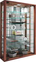 VCM pakabinama stiklinė vitrina su grūdintu saugos stiklu. Matmenys: apytikriai aukštis 91 x plotis 59 x gylis 18 cm. Šiuolaikiška ir vietą taupanti stiklinė vitrina „Vitrosa Mini Mirror Core Walnut“