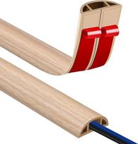 „3M“ lipnus kabelių tiltelis, 8 x 10 mm – lankstus PVC kabelių dangtelis su medžio tekstūra, apsaugantis nuo pavojaus užkliūti ant grindų