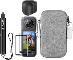 „7-in-1“ suderinamas su „Insta360 X4“ priedų rinkiniu, silikoniniu objektyvo dangteliu, ištraukiamu „selfie“ lazdele, 2 vnt. ekrano apsauginės plėvelės, nešiojimo maišeliu su karabinu ir apsauga nuo praradimo