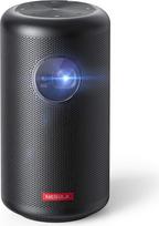 „Anker Nebula Capsule Max Mini“ – mažas projektorius su „Wi-Fi“ ir 200 ANSI liumenų ryškumu, 8 W garsiakalbiu, 100 colių vaizdo formatu, 4 valandų veikimo trukme, idealiai tinkantis naudoti lauke
