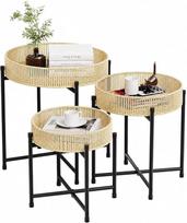 „Bamworld“ šoniniai staliukai. 3 vnt. apvalių „boho“ stiliaus šoninių staliukų rinkinys su rotango padėklu ir metaliniu rėmu. Maži staliukai, skirti svetainei, miegamajam, balkonui, sodui. Šoniniai staliukai, skirti naudoti lauke ir viduje. Skersmuo 44/39