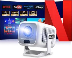 „Beamer 4K“ [Suderinamas su „Netflix“ | „Dolby Audio“] 700 ANSI namų kino „Smart“ projektorius, „Full HD 1080P“, automatinis fokusavimas, vertikalioji trapecijos korekcija, skirtas naudoti automobilyje, artimo atstumo projektorius (baltas)