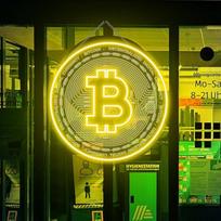 „Bitcoin“ LED 3D graviruotas neono ženklas su USB, reguliuojamu ryškumu; skirtas svetainei, barams, kirpykloms, aludėms, vestuvių šventėms, salonams, klubams, susibūrimams, žaidimų kambariui, vyrų poilsio kambariui, Helovinui, Kalėdoms, gimtadieniams; men