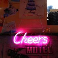 „Cheers“ neoninis užrašas, rožinis – LED neoniniai baro užrašai, baterijomis maitinami neoniniai šviestuvai, skirti miegamojo sienoms, vakarėlių kambariui, namų baro dekoravimui ir dovanoms