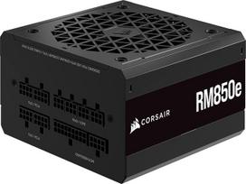 „Corsair RM850e (2023)“ – visiškai modulinis, tylus ATX maitinimo blokas – suderinamas su ATX 3.1 ir PCIe 5.1 – 105 °C kondensatoriai – „80 PLUS Gold“ efektyvumas – palaiko „Modern Standby“ režimą – juodos spalvos