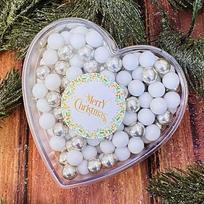 „EinsSein“ Kalėdinė širdelė – dovana „Linksmų Kalėdų“ šokoladas, baltas/sidabrinis, 140 g | Kalėdų Senelio dovana, „Secret Santa“ dovana – šokoladiniai rutuliukai kaip nedidelės Kalėdų dovanėlės