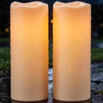 „Eldnacele“ saulės energija maitinamų lauko žvakių rinkinys (2 vnt.), skersmuo 12,5 x aukštis 30 cm | LED lauko saulės energija maitinamos žvakės su sutemų jungikliu, IP65, kreminės spalvos plastikinės, mirguliuojančios, skirtos sodui ir terasai