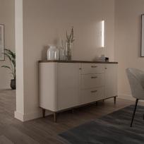 „Forte Lacetti“ komoda „120“, moderni komoda, „Skandi Slats“ dizainas, 3 stalčiai, 1 durelės, medžio kompozitas, „Cashmere“, smėlio spalva, „Valencia Oak“ medžio apdaila, 120,1 cm pločio x 91,7 cm aukščio x 41,2 cm gylio