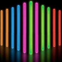 „Glow Fever“ šviečiančių lazdelių vakarėlių rinkinys – 25 cm ilgio šviečiančios lazdelės, skirtos vakarėliams lauke, vakarėliams tamsoje, neoniniams vakarėliams ir kt. Gamintojas: „Party Dragon“ – įvairių spalvų, 100 vnt. pakuotė