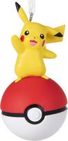 „Hallmark“ kolekcinis dirbinys „Pikachu ir Pokémon Ball“ – kabantis papuošalas Kalėdų eglutės dekoracijai