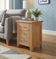 „Hallowood Furniture“ CA2111 „Camberley“ naktinis staliukas su 3 stalčiais, šviesaus ąžuolo masyvo, rudos spalvos