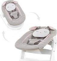 „Hauck Alpha Bouncer 2-in-1“, „Powder Bunny Beige Bloom“ – kūdikių sėdynė, skirta „Alpha+“ medinei aukštai kėdutei su šokinėjančiu rėmu, 3 taškų juosmens diržu ir pagalvėle, nuo gimimo iki 9 kg