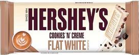 „Hershey's Cookies 'n' Creme Flat White“, 1 x 90 g – švelniai tirpstantis pieninis šokoladas su subtilia kavos nata ir traškiais sausainių gabalėliais