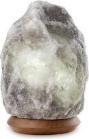 „Himalayan Crystal Salt Dreams“ šviečiantis druskos akmuo, pilkos spalvos, 2–3 kg, su mediniu stovu, komplekte su elektros instaliacija ir lempute (E14)