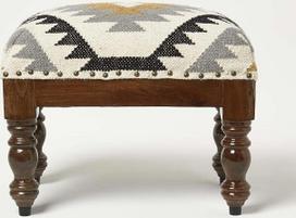 „Homescapes“ „Kilim“ taburetė „Agra“ – 30 x 50 cm stačiakampė taburetė su rankomis austu „Kilim“ apmušalu, apmušta taburetė su medinėmis kojomis