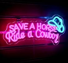 „ineonlife“ neono iškaba „Save A Horse Ride A Cowboy“ – reguliuojamo ryškumo LED iškaba barui