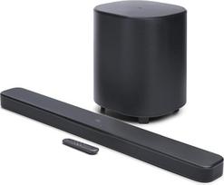 „JBL Bar 500MK2-5.1 K“ garso kolonėlių sistema su „Dolby Atmos“, „MultiBeam 3.0“ ir „PureVoice 2.0“ technologijomis, 750 W galios su 10 colių žemųjų dažnių kolonėle, paprasta garso kalibravimo funkcija ir suderinama su aktyviomis kolonėlėmis