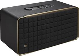 „JBL Authentics 500“ aukštos kokybės „Smart Home“ garsiakalbis – 70-ųjų retro stiliaus „Bluetooth“ garsiakalbis – su „Google Assistant“, „Alexa“, „AirPlay“ ir „JBL One“ programėle – juodos spalvos, su Jungtinės Karalystės kištuku (G tipo)