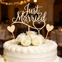 „Just Married“ torto papuošimas, vestuvinio torto papuošimas, medinis torto papuošimas, „Just Married“ torto papuošimas, vestuvinio torto papuošimas su širdele, torto papuošimas, vestuvinis torto papuošimas vestuvių šventei | „Just Married“ torto papuošim