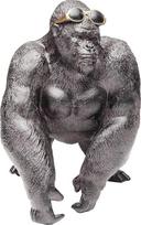 „Kare Design“ dekoratyvinis objektas „Monkey Beach“, 20 cm. Rankų darbo plastikinė gorila su akiniais nuo saulės. Beždžionės skulptūra kaip aksesuaras. Galima rinktis iš įvairių dizainų. (A/P/G) 20 x 20 x 14 cm