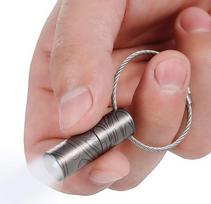 „KeyUnity KF00“ titano mini žibintuvėlis su raktų žiedu, 15 liumenų, atsparus vandeniui, LED žibintuvėlis, vieno režimo, kompaktiškas, lengvas, skirtas stovyklavimui, žygiai ir kasdieniam naudojimui (debesų raštas)