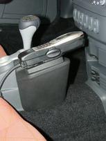 „KUDA“ mobiliojo telefono laikiklis, tinkamas „Mercedes-Benz Smart Roadster“ (nuo 2003 m. balandžio mėn.) – telefono laikiklis, skirtas išmaniesiems telefonams, mobiliesiems telefonams, GPS ir kt. – natūralios odos laikiklis, juodos spalvos, 091560