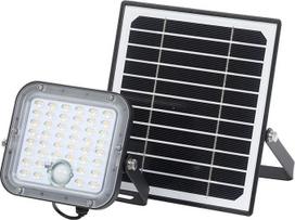 „LEDVANCE Endura Outdoor“ juodas LED saulės energijos prožektorius su saulės baterija, 5 m kabeliu, nuotolinio valdymo pultu ir PIR judesio jutikliu, 10 W, 1400 lm, 840, 4000 K šviesos spalva, EEK A