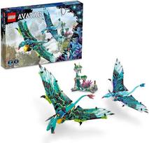 „LEGO Avatar“: Džeiko ir Neytiris pirmasis skrydis ant banshee, filmo „Pandora“ rinkinys su banshee, mini figūrėlėmis ir tamsoje šviečiančiais elementais 75572